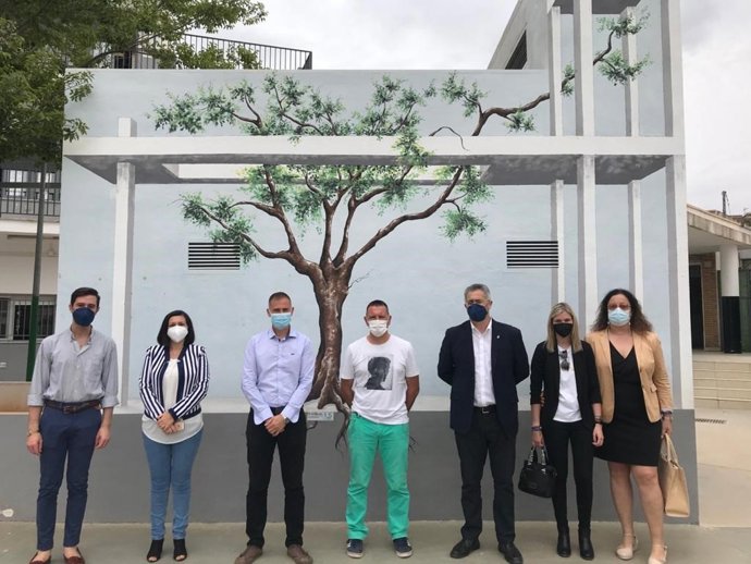 Jiménez, en su visita a los centros educativos de Olula del Río