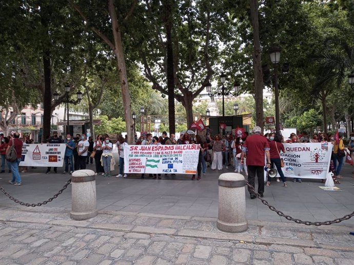 Concentración del personal interino a las puertas del Ayuntamiento de Sevilla