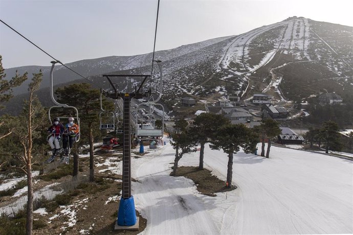 Archivo - Vista general de telesillas y una de las pistas de la estación de esquí de Navacerrada, en Madrid (España), a 5 de marzo de 2021. El Organismo Autónomo Parques Nacionales (OAPN), dependiente del Ministerio para la Transición Ecológica y el Ret