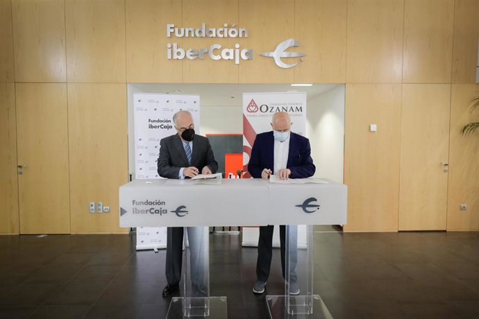 José Luis Rodrigo y Fernando Galdámez durante la firma de un convenio