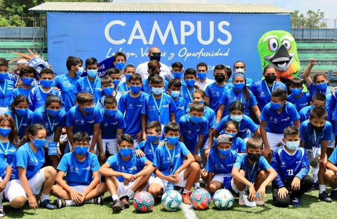 Cerca de 240 jóvenes participan en el I Campus del programa 'LaLiga, Valores y Oportunidad' en El Salvador.