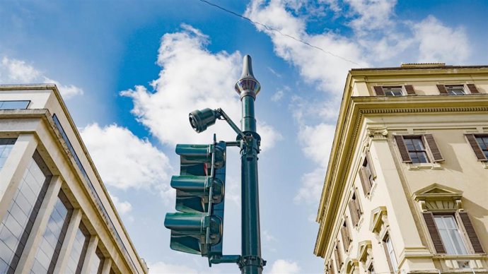 Dispositivo Genius en un semáforo de Roma, equipado con sensores IMX500 de Sony.