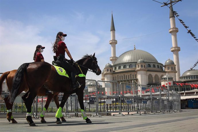 Dos agente de la Policía turca a caballo