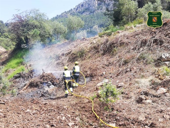 Agentes de Medio Ambiente del Govern actúan una quema prohibida de restos agrícolas.