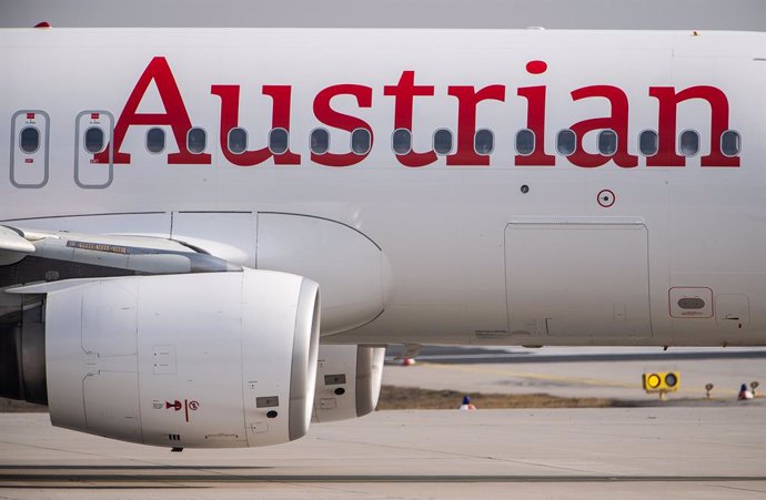 Archivo - FILED - 21 February 2019, Frankfurt: A passenger plane of the airline Austrian Airlines rolls to the runway on the airport grounds of Frankfurt airport. Lufthansa, Swiss, and Austrian Airlines suspend Tel Aviv and Eilat routes until 28 March. 