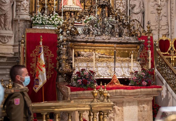 Archivo - Cuerpo de Ingenieros militares custodian el cuerpo incorrupto del Rey San Fernando III El Santo por el día de San Clemente