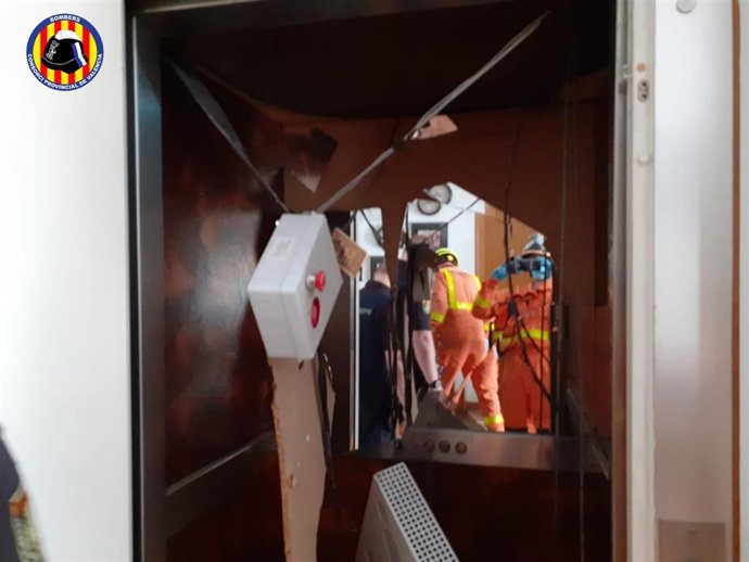 Intervención de bomberos tras desplomarse un ascensor en Benirredr