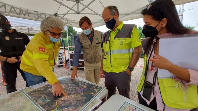El delegado del Gobierno andaluz en Córdoba, Antonio Repullo (centro), en el simulacro de incendio forestal.