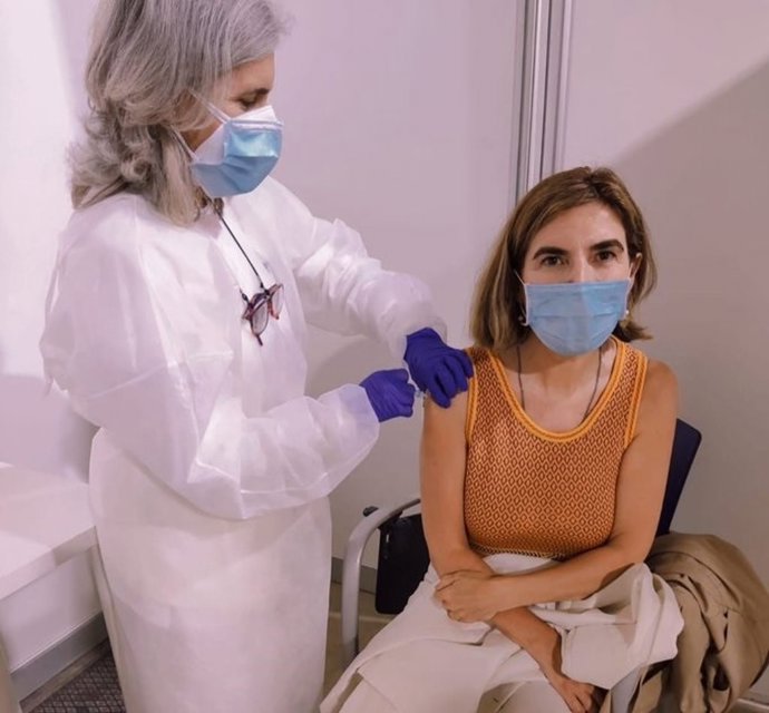 La consejera de Empleo, Rocío Blanco, recibe la primera dosis de la vacuna contra el Covid-19