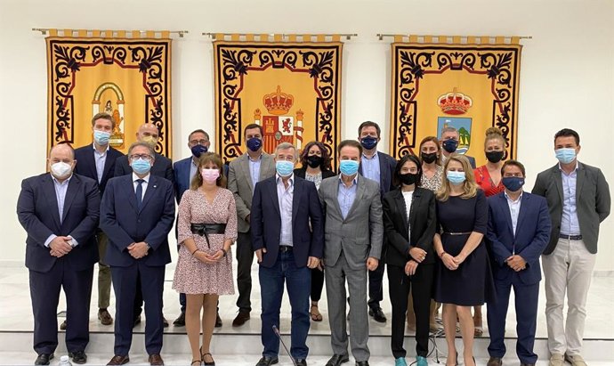 El alcalde de Estepona se reúne con hoteleros para analizar la situación del sector