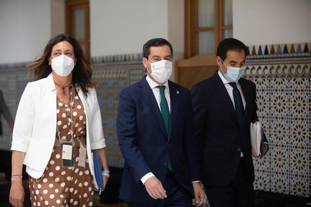 (I-D) La secretaria general del PP-A, Loles López, el presidente de la Junta de Andalucía, Juanma Moreno; y el portavoz del grupo parlamentario PP-A, José Antonio Nieto; a su llegada a la sesión de control al gobierno en el Pleno del Parlamento de Andaluc