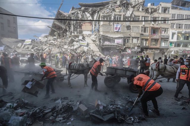 23 May 2021, Palestinian Territories, Gaza City: Palestinian volunteers organize a campaign to clean up streets of Gaza City that were hit by Israeli air strikes during the recent military conflict between Israel and Palestinian Islamist movement Hamas.