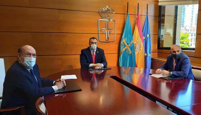 De izquierda a derecha, el empresario Antonio Suárez; el presidente del Principado, Adrián Barbón, y el consejero delegado de Astilleros Armón, Laudelino Alperi.