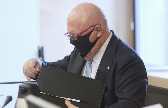 El excomisario del Cuerpo Nacional de Policía José Manuel Villarejo Pérez a su llegada a la Comisión de Investigación para ser interrogado sobre la utilización de medios de Interior para favorecer al PP y anular pruebas en casos de corrupción, a 27 de may