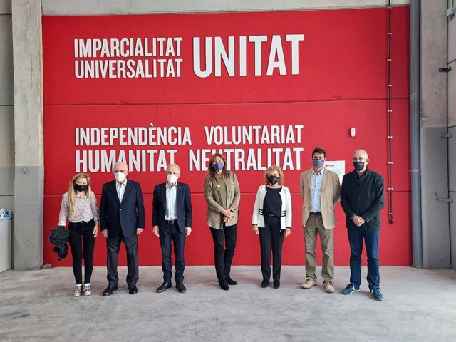La presidenta del Parlament, Laura Borràs, visita el Centro Humanitario de la Creu Roja en Catalunya, en Sant Martí de Tous (Barcelona).