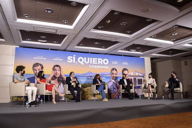 (I-D) Los actores Álvaro Cervantes y Nuria Herrero; el presidente de la AVE, Vicente Boluda; la periodista Carolina Ferre; el director de cine Alfonso Sánchez, y los actores Macarena Gómez y Carlos Santos, en la presentación de'Sí, quiero (Corredor)'