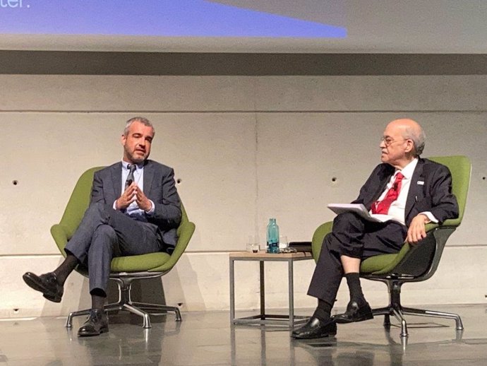 El presidente de Aena, Maurici Lucena, y el catedrático de Economía de la Universitat Pompeu Fabra (UPF), Andreu Mas-Colell, durante el encuentro.