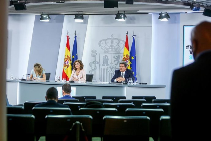 (I-D) La vicepresidenta tercera del Gobierno y ministra de Trabajo y Economía Social, Yolanda Díaz; la ministra portavoz y ministra de Hacienda, María Jesús Montero y el ministro de Inclusión, Seguridad Social y Migraciones, José Luis Escrivá