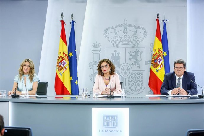 (I-D) La vicepresidenta tercera del Gobierno y ministra de Trabajo y Economía Social, Yolanda Díaz; la ministra portavoz y ministra de Hacienda, María Jesús Montero y el ministro de Inclusión, Seguridad Social y Migraciones, José Luis Escrivá, comparece