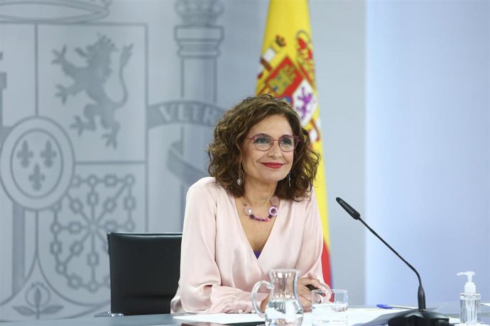 La ministra portavoz y ministra de Hacienda, María Jesús Montero, comparece en una rueda de prensa posterior al Consejo de Ministros extraordinario, en el Complejo de La Moncloa, a 27 de mayo de 2021, en Madrid (España)