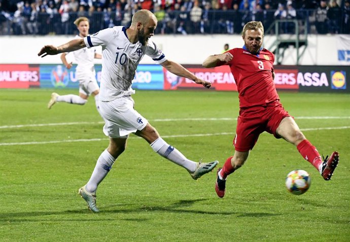 Archivo - El central armenio Varazdat Haroyan frena un centro de Teemu Pukki en un Finlandia-Armenia