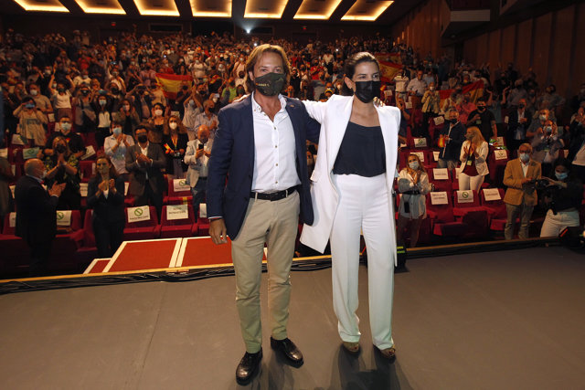 La líder de Vox en Madrid, Rocío Monasterio (d) y el líder del partido en Baleares, Jorge Campos, durante un acto en el que celebran los años que lleva Vox en el Parlamento balear, a 27 de mayo de 2021, en Palma (Baleares)