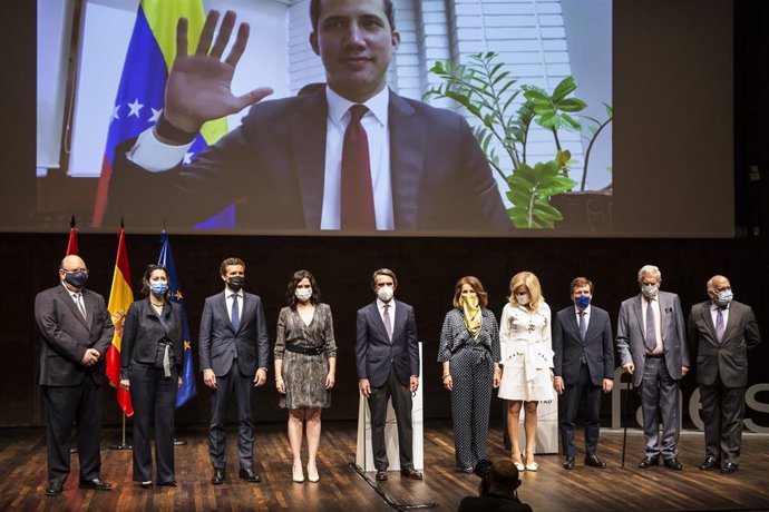 El expresidente José María Aznar posa junto a Pablo Casado, Isabel Díaz Ayuso y José Luis Martínez Almeida en la concesión del X Premio FAES de la Libertad a Juan Guaidó, que saluda por videoconferencia. En el Auditorio de CaixaForum, a 27 de mayo de 20