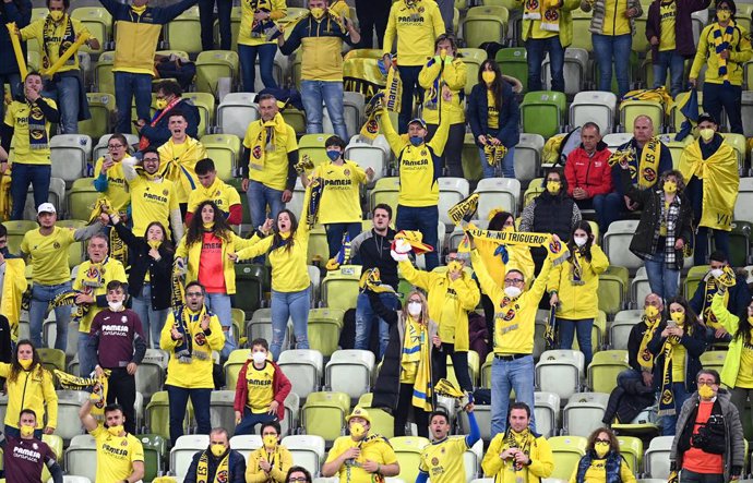 26 May 2021, Poland, Gdansk: Villarreal fans cheer in the stands during the UEFA Europa League final soccer match between FC Villarreal and Manchester United at Gdansk Stadium. Photo: Rafal Oleksiewicz/PA Wire/dpa