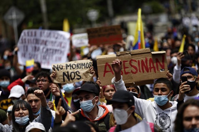 06 May 2021, Colombia, Bogota: Demonstrators take part in a protest against President Duque's government and police violence. Photo: Sergio Acero/colprensa/dpa