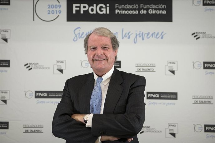 El presidente de la Fundación Princesa de Girona, Francisco Belil, posa antes de una rueda de prensa previa al nombramiento del ganador del Premio Internacional FPdGi  2021, a 10 de mayo de 2021, en Girona, Catalunya (España). El galardón reconoce a tra