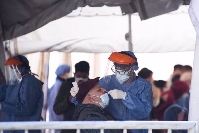 24 May 2021, Argentina, Cordoba Capital: A health worker collects the throat swab from a man for Coronavirus (Covid-19) test. Photo: Daniel Bustos/ZUMA Wire/dpa