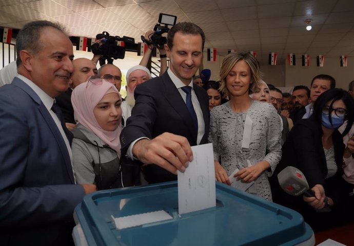 HANDOUT - 26 May 2021, Syria, Douma: Syrian President Bashar Al-Assad and his wife Asma cast their votes during the Presidential elections at a polling station in Douma. Photo: -/Syrian Presidency/dpa