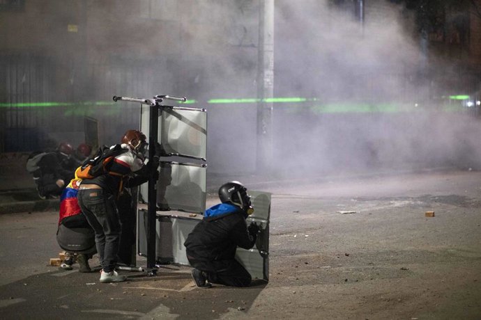Civiles se protegen en enfrentamientos con la Policía en el marco de las protestas.