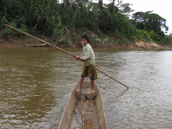 Un niño Tsimane en una canoa.