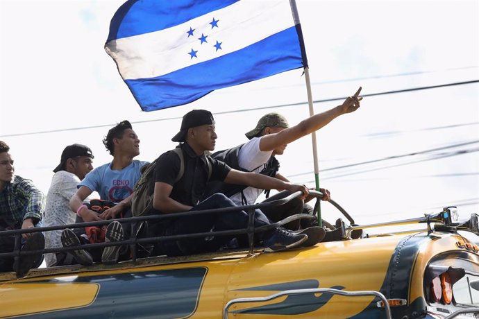 Archivo - Jóvenes con la bandera de Honduras