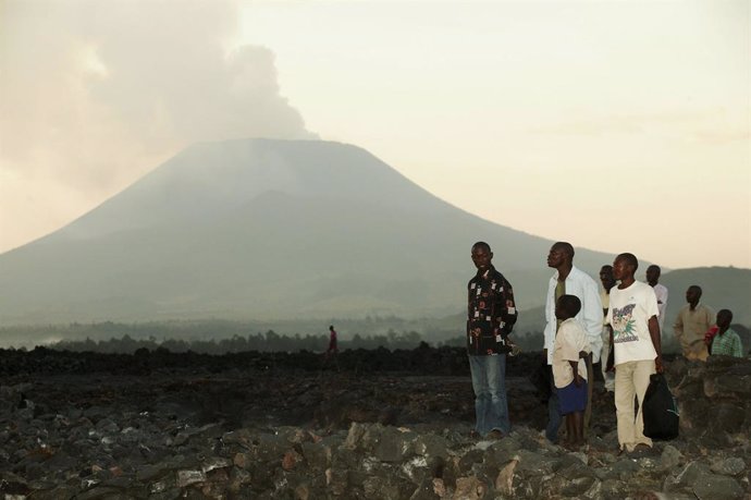 Archivo - Arxivo - Un Grup De Congolesos Enfront del Volc Nyiragongo  Quan Va entrar En Erupció El 19 De Febrer De 2005 En Goma