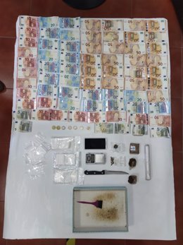 Material intervenido por la Guardia Civil en un punto de venta de droga de Los Barrios.