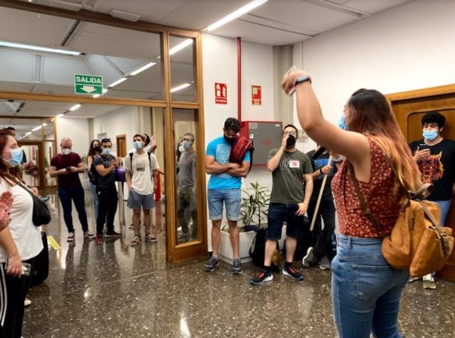 Un grupo de estudiantes se ha encerrado durante la noche en el Rectorado de la Universitat Politècnica de València (UPV) para exigir la subida de la remuneración mínima de las prácticas de empresa.