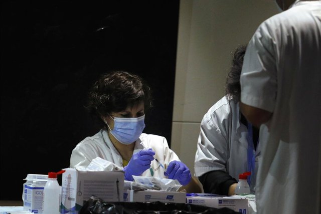 Arxiu - Professionals sanitàries treballen en un punt de vacunació al Camp Nou.