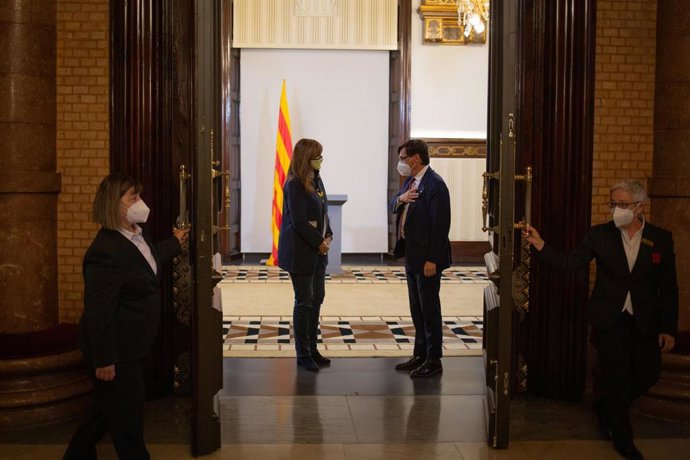 La presidenta del Parlament, Laura Borrs y el líder del PSC en el Parlament, Salvador Illa a su llegada a la reunión para la ronda de consultas de la investidura en el Parlament, a 19 de mayo de 2021, en Barcelona, Cataluña (España). ERC y Junts per Ca