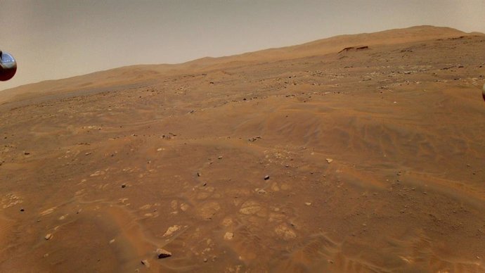 Esta imagen de Marte fue tomada desde la altura de 10 metros por el helicóptero Ingenuity durante su sexto vuelo el 22 de mayo.