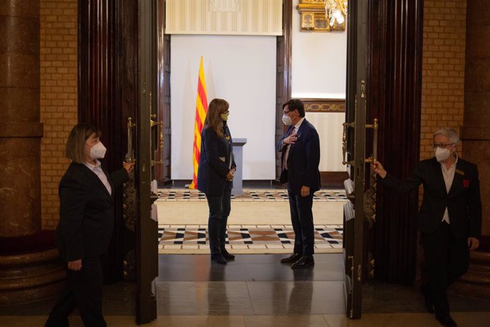 Arxiu - La presidenta del Parlament, Laura Borrs, i el líder del PSC a la cambra catalana, Salvador Illa.