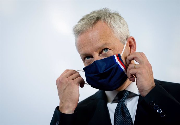 Archivo - 11 September 2020, Berlin: Bruno Le Maire, French Minister for Economic and Financial Affairs, removes his mask before speaking to the press at the start of the EU Informal Meeting of Ministers for Economic and Financial Affairs. Photo: Kay Ni