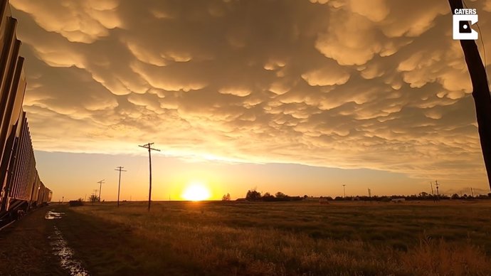 Una puesta de sol pinta de ocre un manto de nubes mastodónticas en el cielo de Colorado