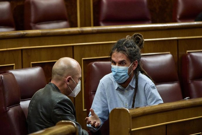 El secretario de Organización de Podemos y diputado de Unidas Podemos en el Congreso, Alberto Rodríguez (d), en una sesión plenaria en el Congreso de los Diputados, a 25 de mayo de 2021, en Madrid (España). El Pleno tiene previsto dar vía libre hoy a la