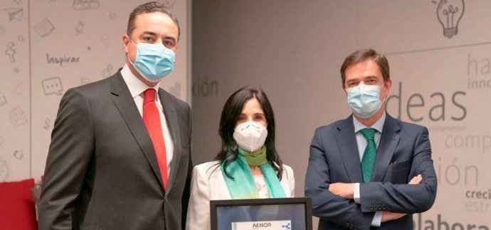 El director de Experiencia de Cliente y Calidad de Santander España, Ignacio Martín Cuevas; la directora de Banca Privada para España de Banco Santander, Adela Martín Ruiz, y el director de AENOR en la Región Centro y EMEA, Gonzalo Piédrola.