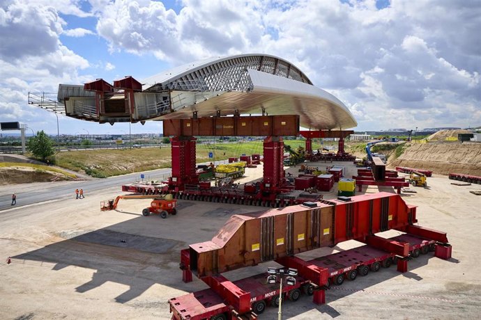 Archivo - Traslado del puente de La Concordia, a 21 de abril de 2021, en Madrid (España)