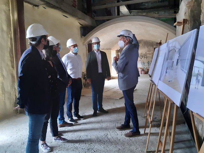 Visita del alcalde de Palma, José Hila, a las obras del casal de barrio de Son Ametller.