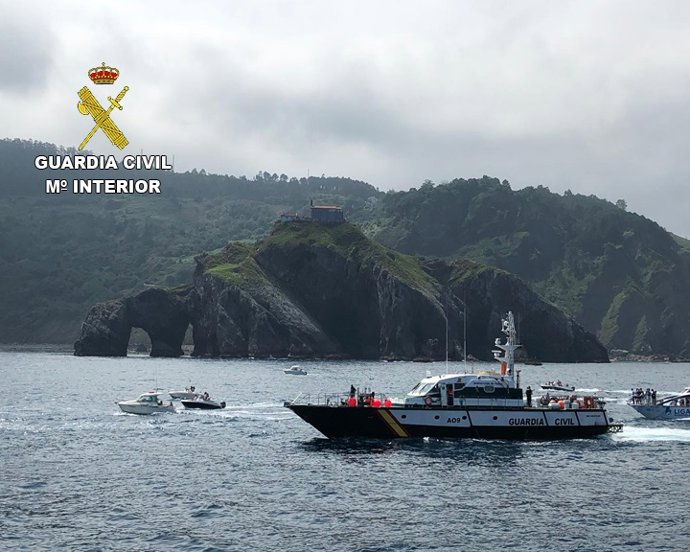 La Guardia Civil detiene a un mariscador ilegal en Gaztelugatxe