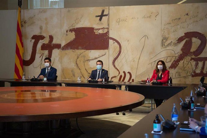 (I-D)  El vicepresidente de la Generalitat, Jordi Puigneró; el presidente de la Generalitat, Pere Aragons, y la consellera de Presidencia, Laura Vilagr, durante la primera reunión del Consell Executiu de la Generalitat.